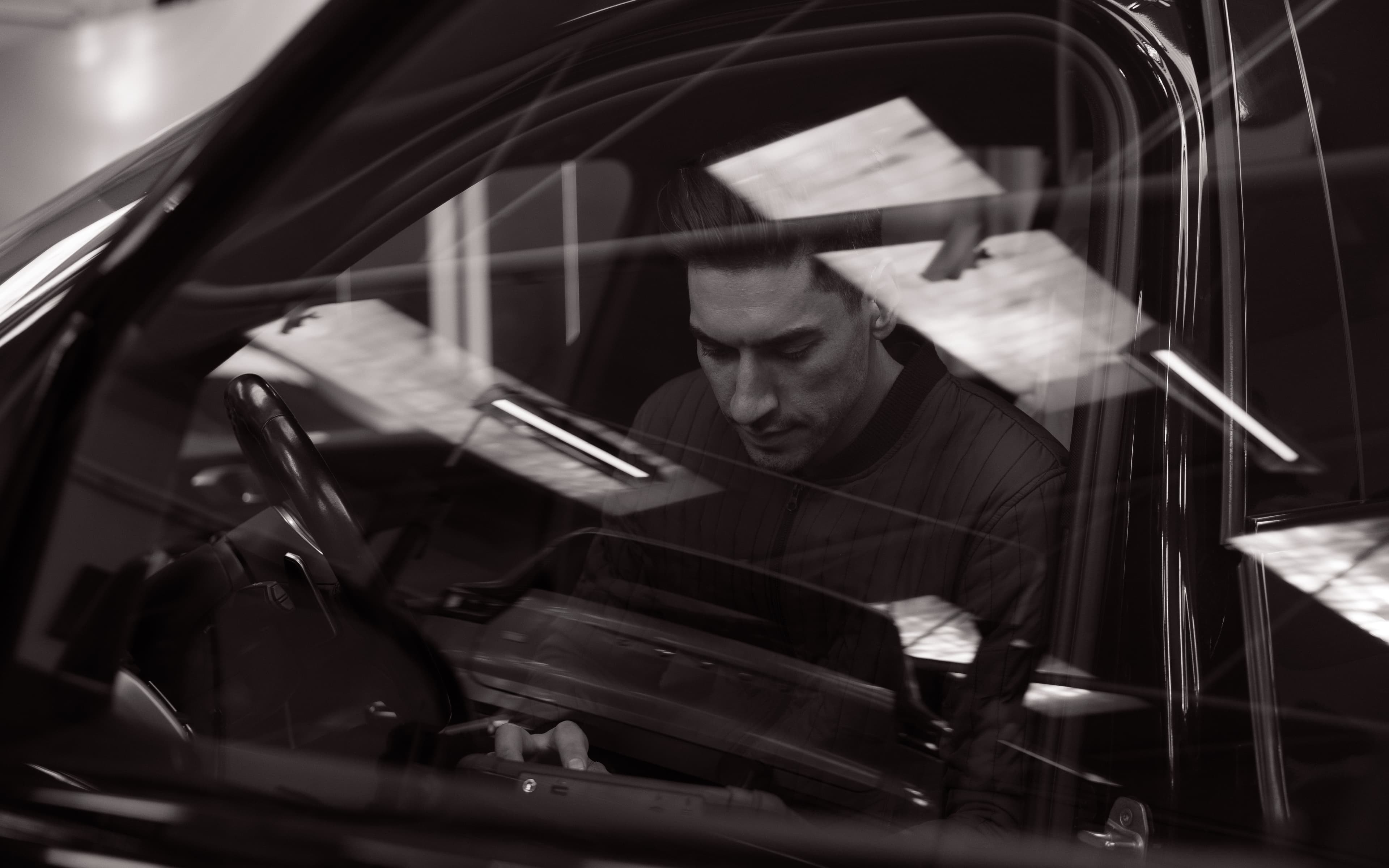 Mekaniker tjekker bilen gennem ruden